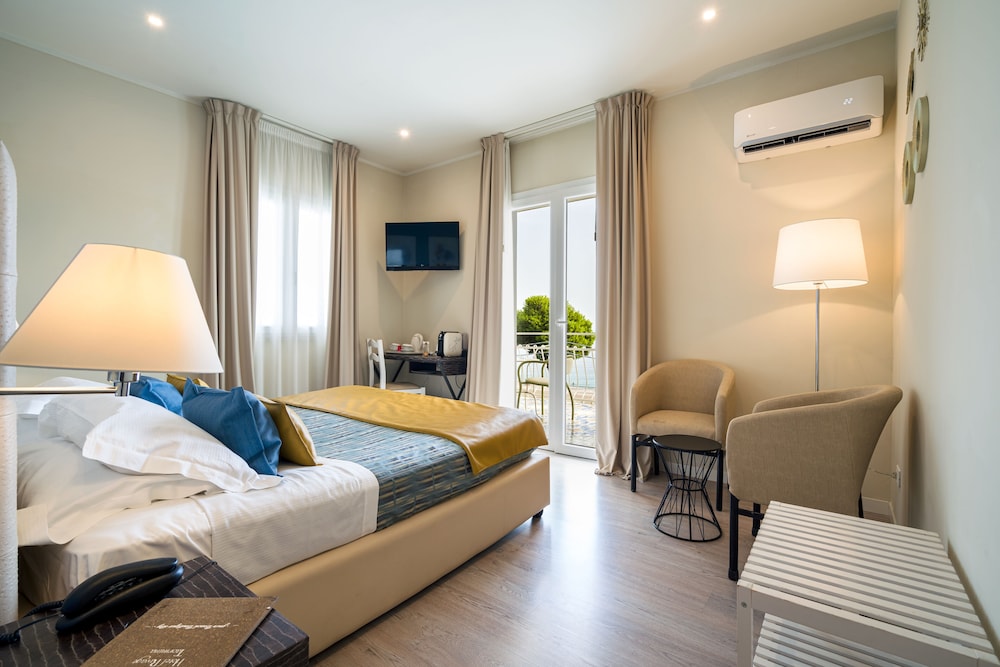 DELUXE, DOUBLE BED, SEA VIEW