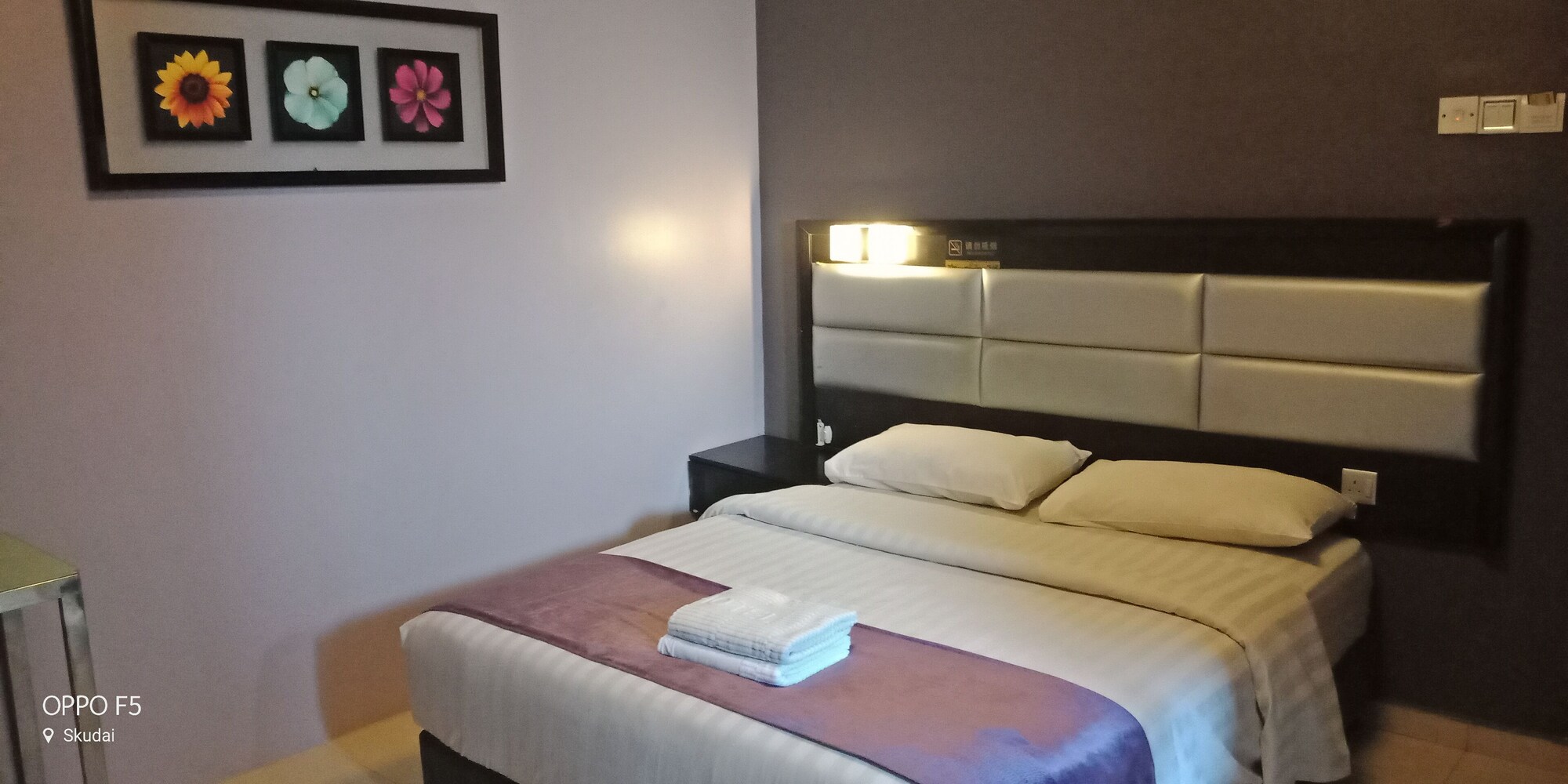 SUPERIOR, QUEEN BED