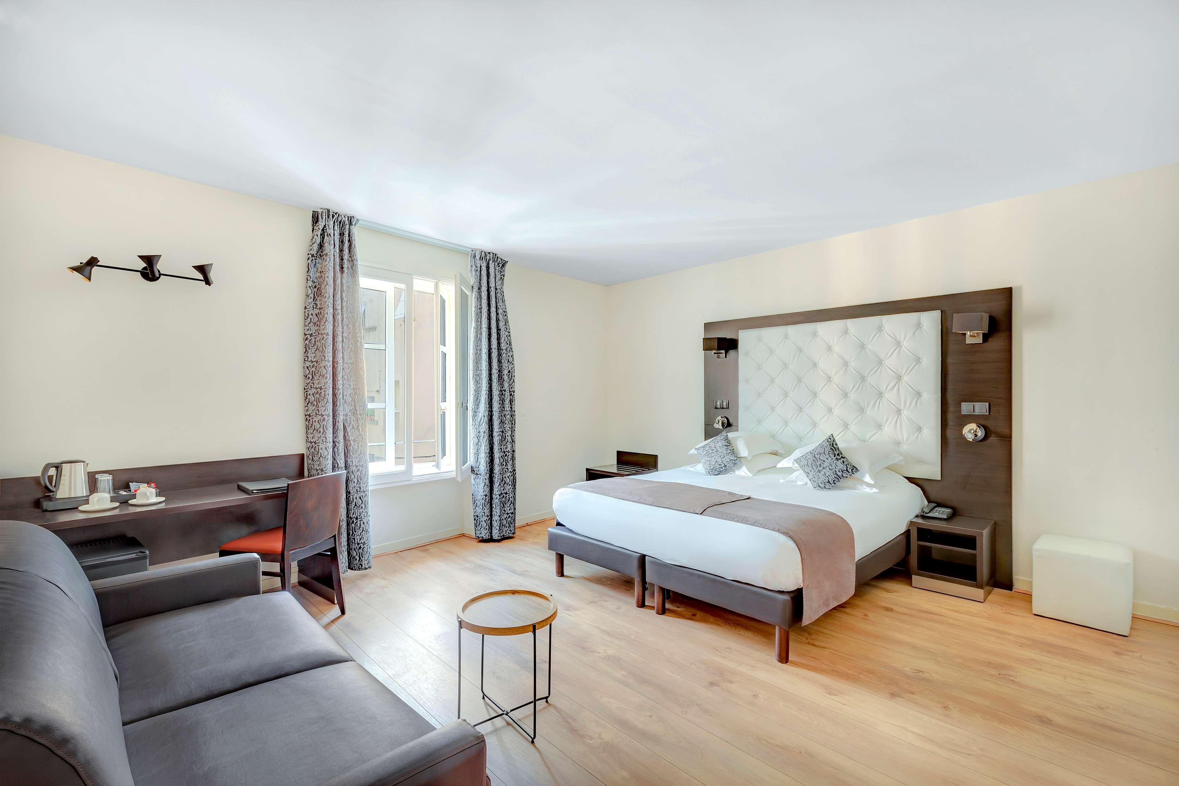 Junior Suite, Queen Bed, Sofa, Living Area