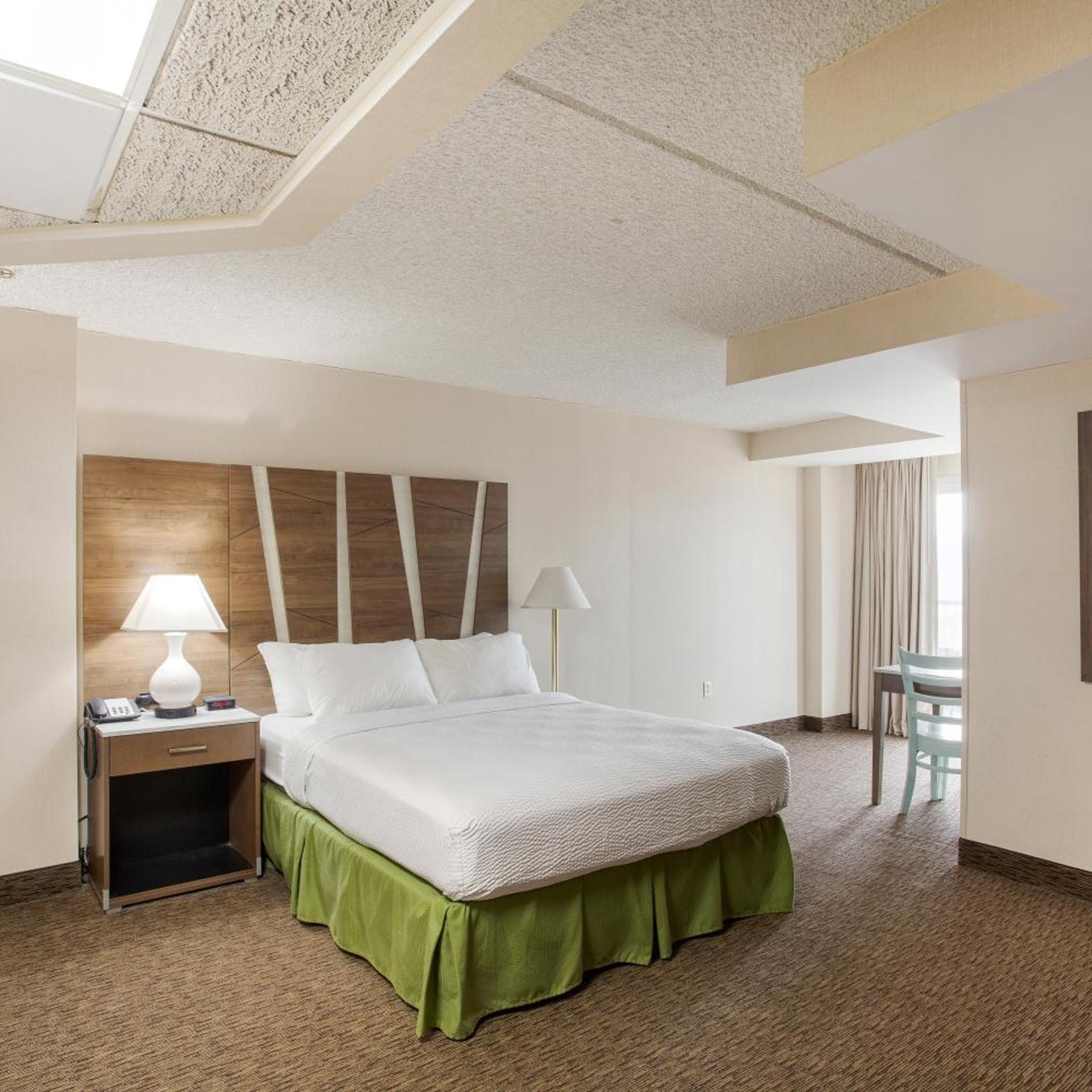 Deluxe, Queen Bed, Lateral Side Sea View