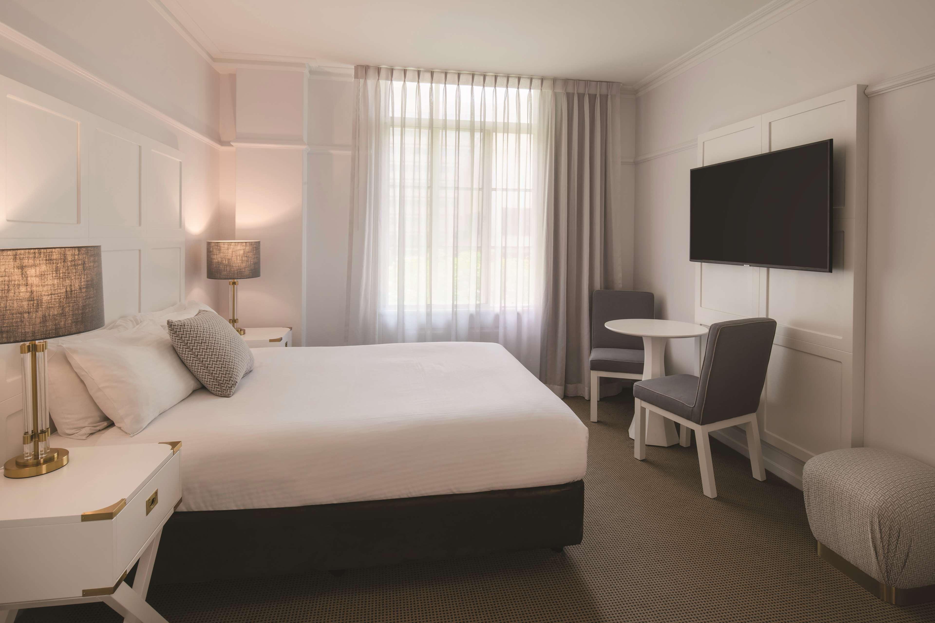 STUDIO, QUEEN BED