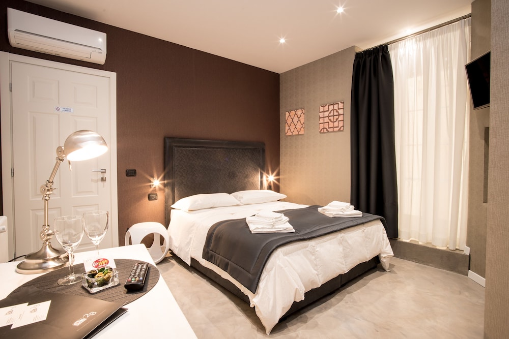 ROOM, DOUBLE OR TWIN BED