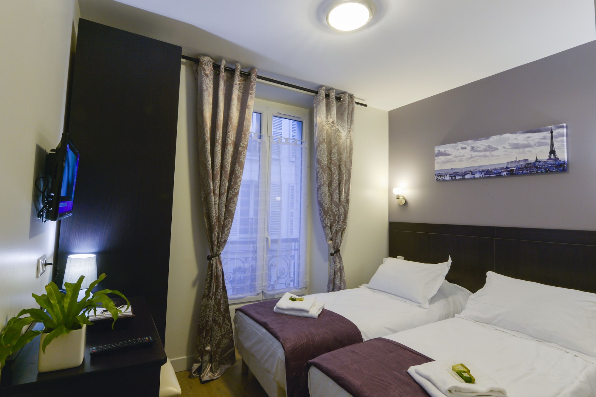ROOM, TWIN BEDS