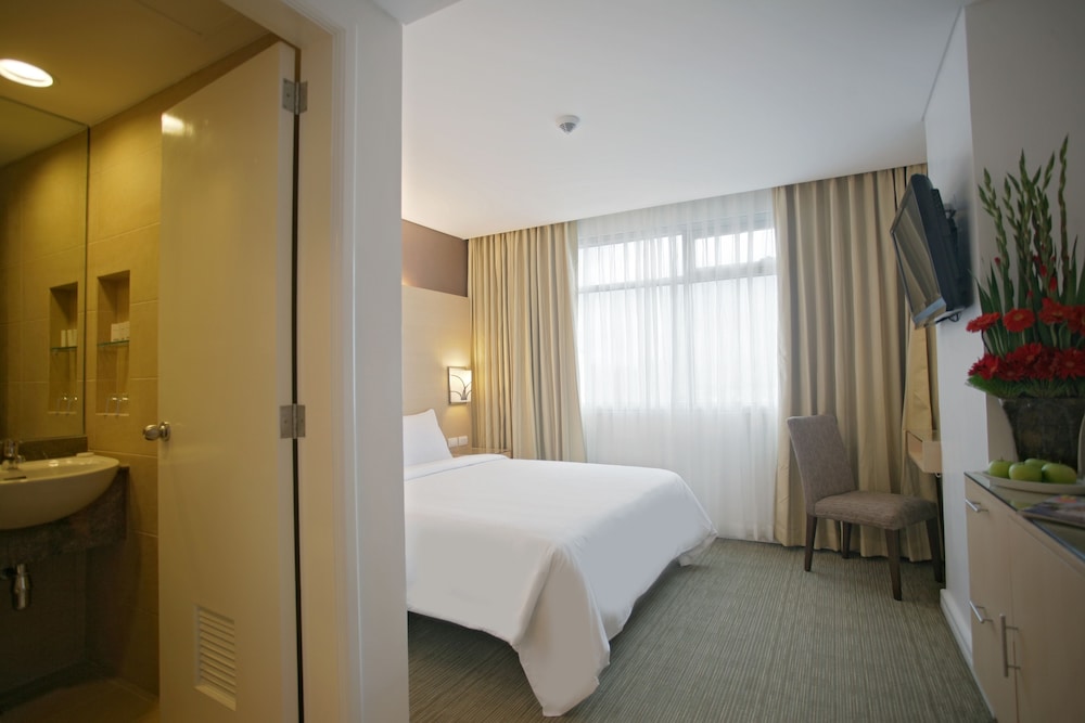 St Giles Hotel Makati 8/24