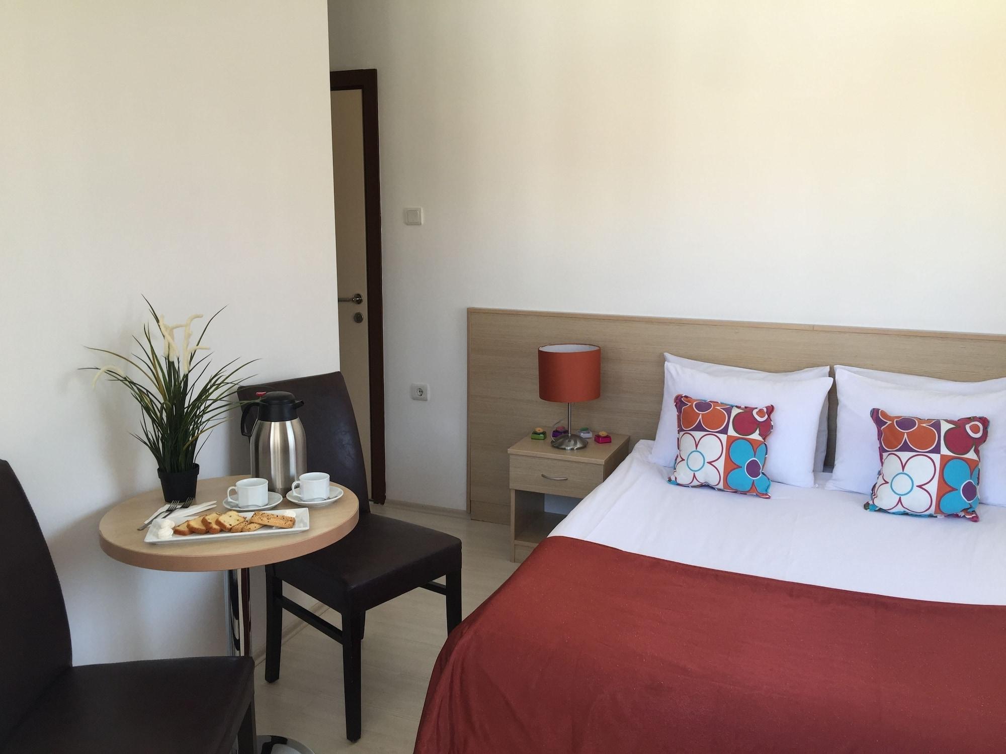 Deluxe Double room (full double bed)