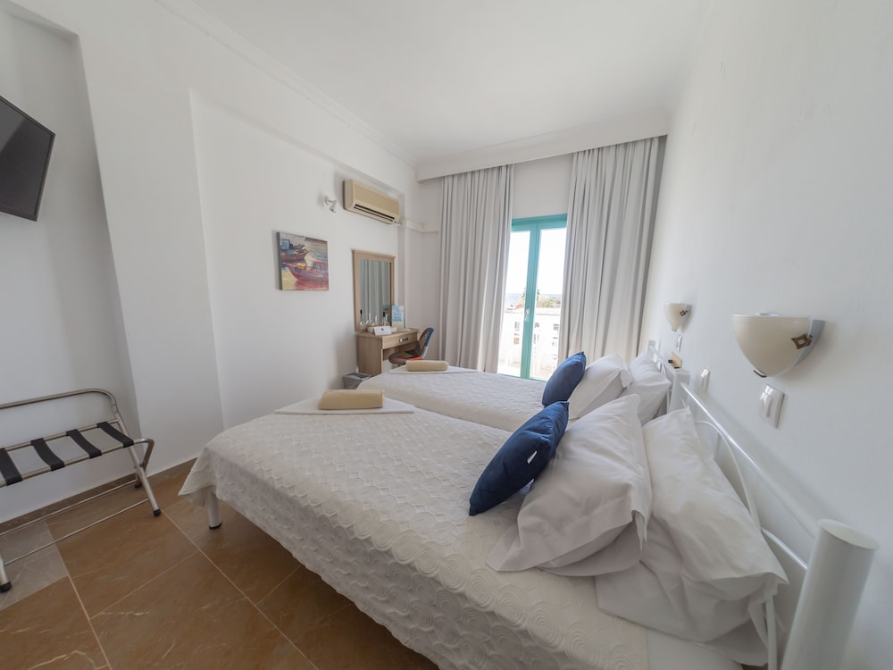 Amaryllis Beach Hotel 8/50