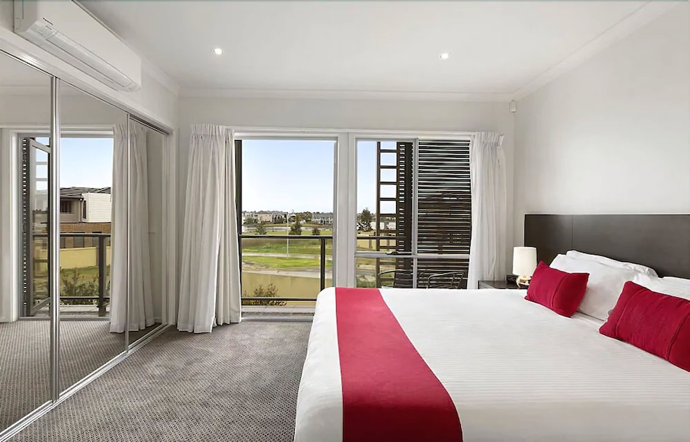 1 BEDROOM, TOWN HOUSE