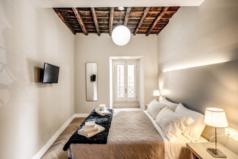 Trevi Fountain Superior 3 bdr apartment 10/49