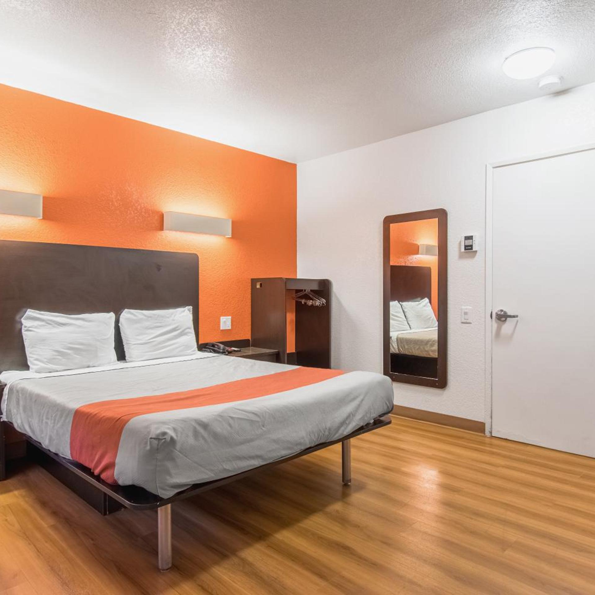 1 Queen Bed - Non-Smoking, Mini Fridge