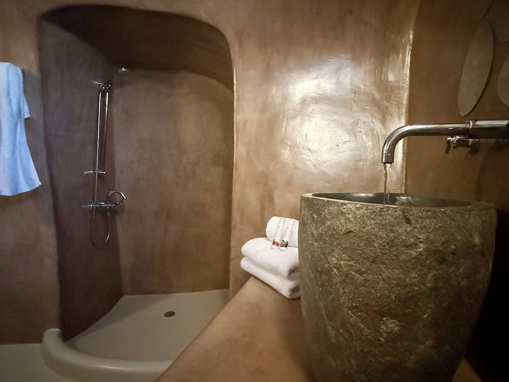 Cave, Grand, House, Queen Bed, Shared Plunge Pool, 2 Sofa