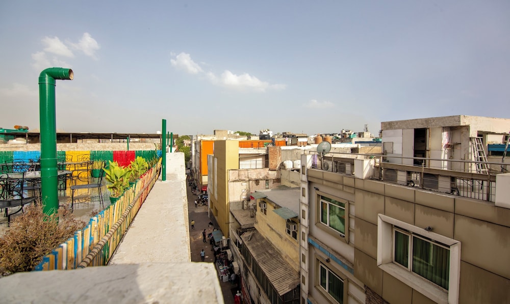 Hotel Paras International 48/49