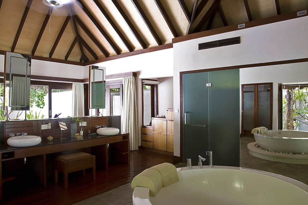Beach Villa, King Bed, Private Pool, Coco Bodu Hithi 2/2