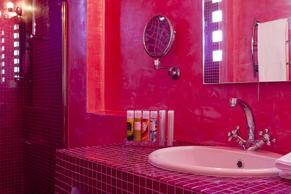 AVANT GARDE SUITES 44/82