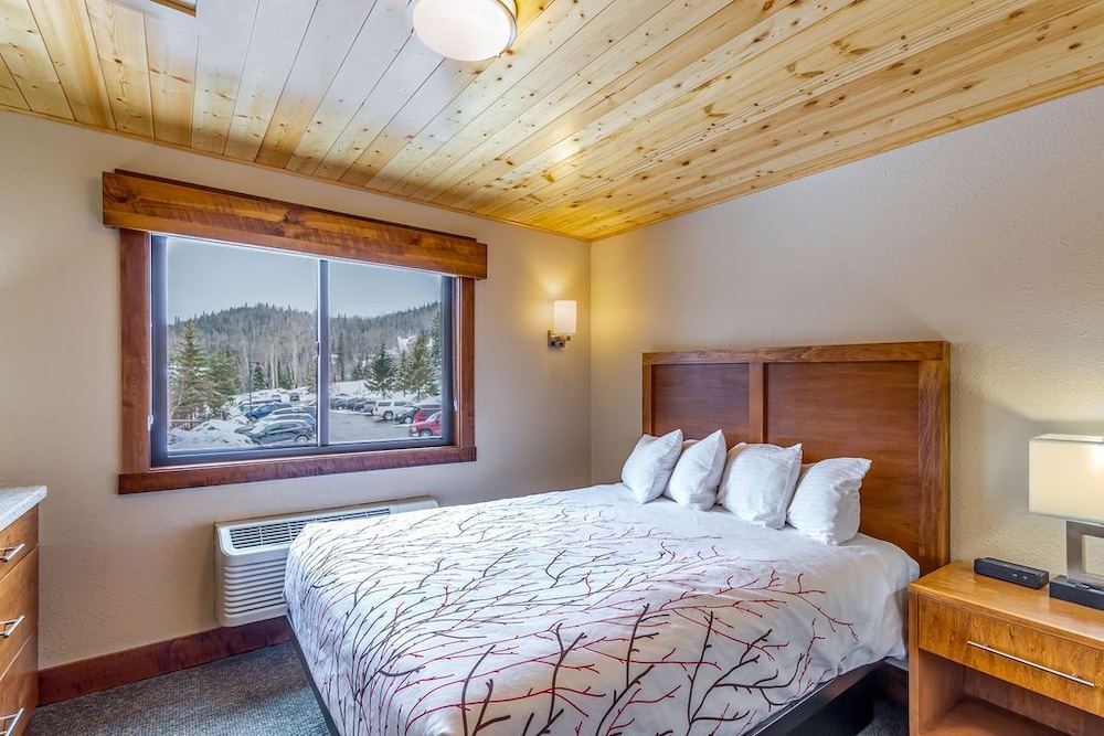 1 Bedroom, Condo, Superior, Murphy Bed, Queen Bed, Mountain View