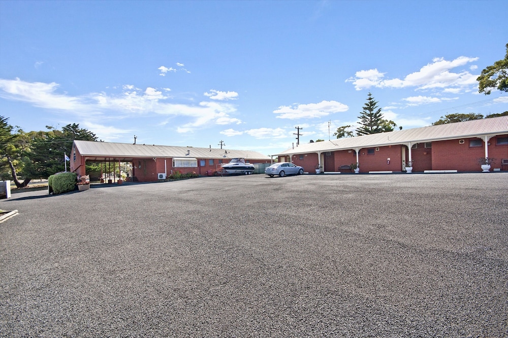 WHALERS REST MOTOR INN 45/56