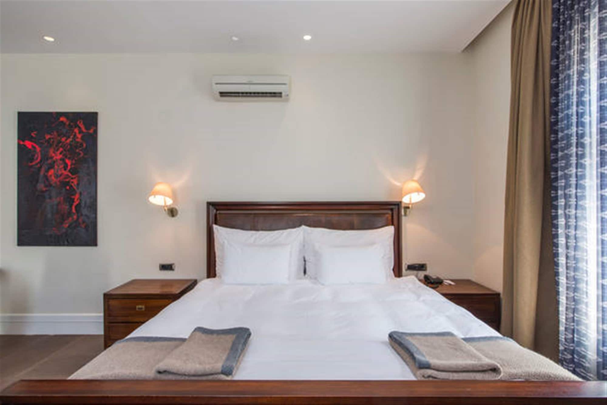 DELUXE, KING BED, SOFA