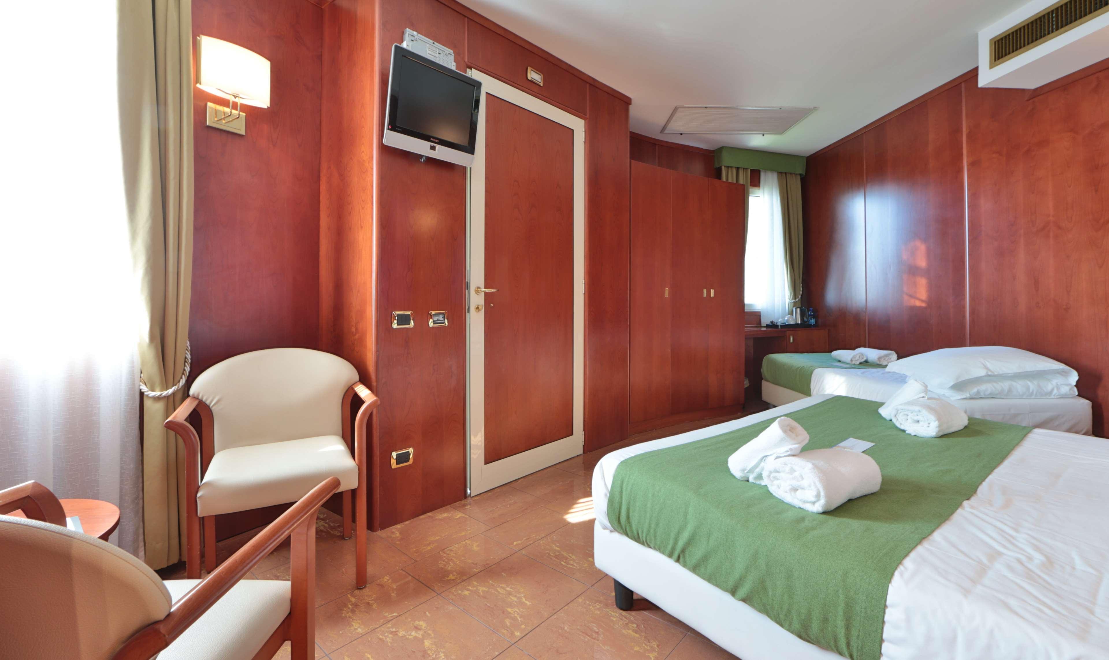 غرفة ثلاثية بسريرين