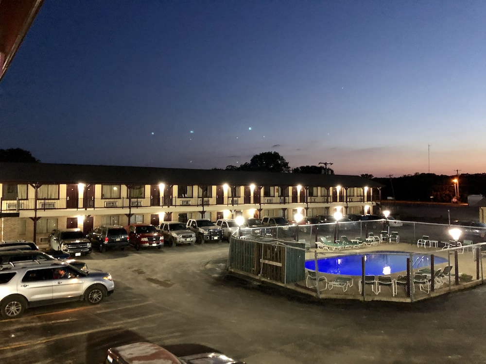 Inn At Mexia 6/64