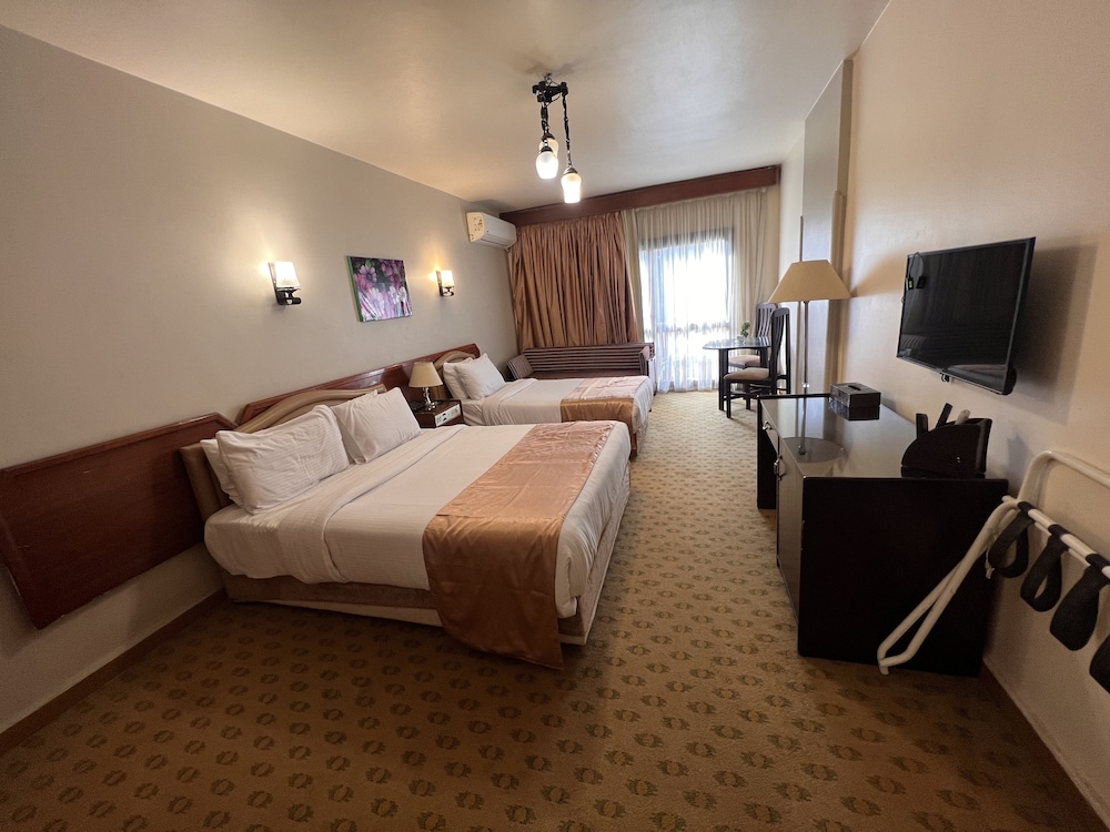 Santana Hotel 10/50