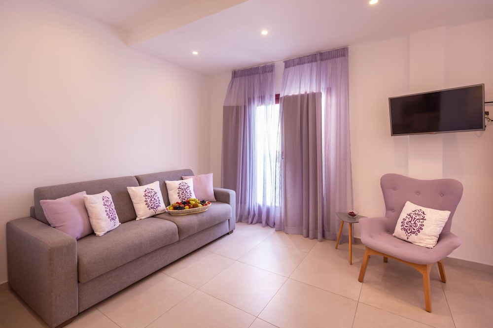 MAR N MAR CROWN SANTORINI HOTEL AND SUITES 33/48