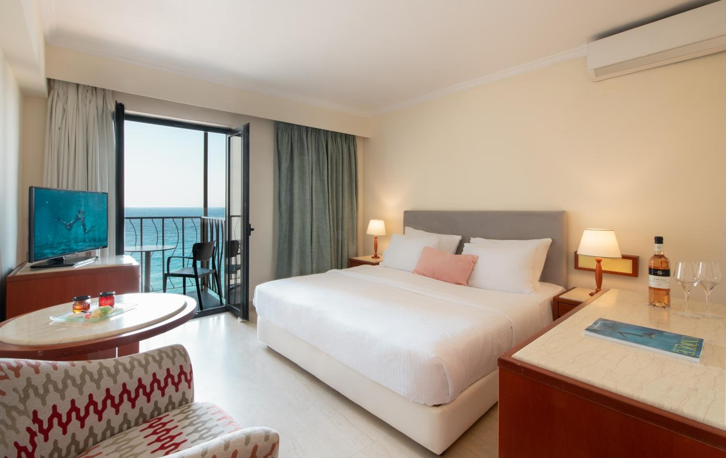 Room, 3 Beds, Sea View, Balcony