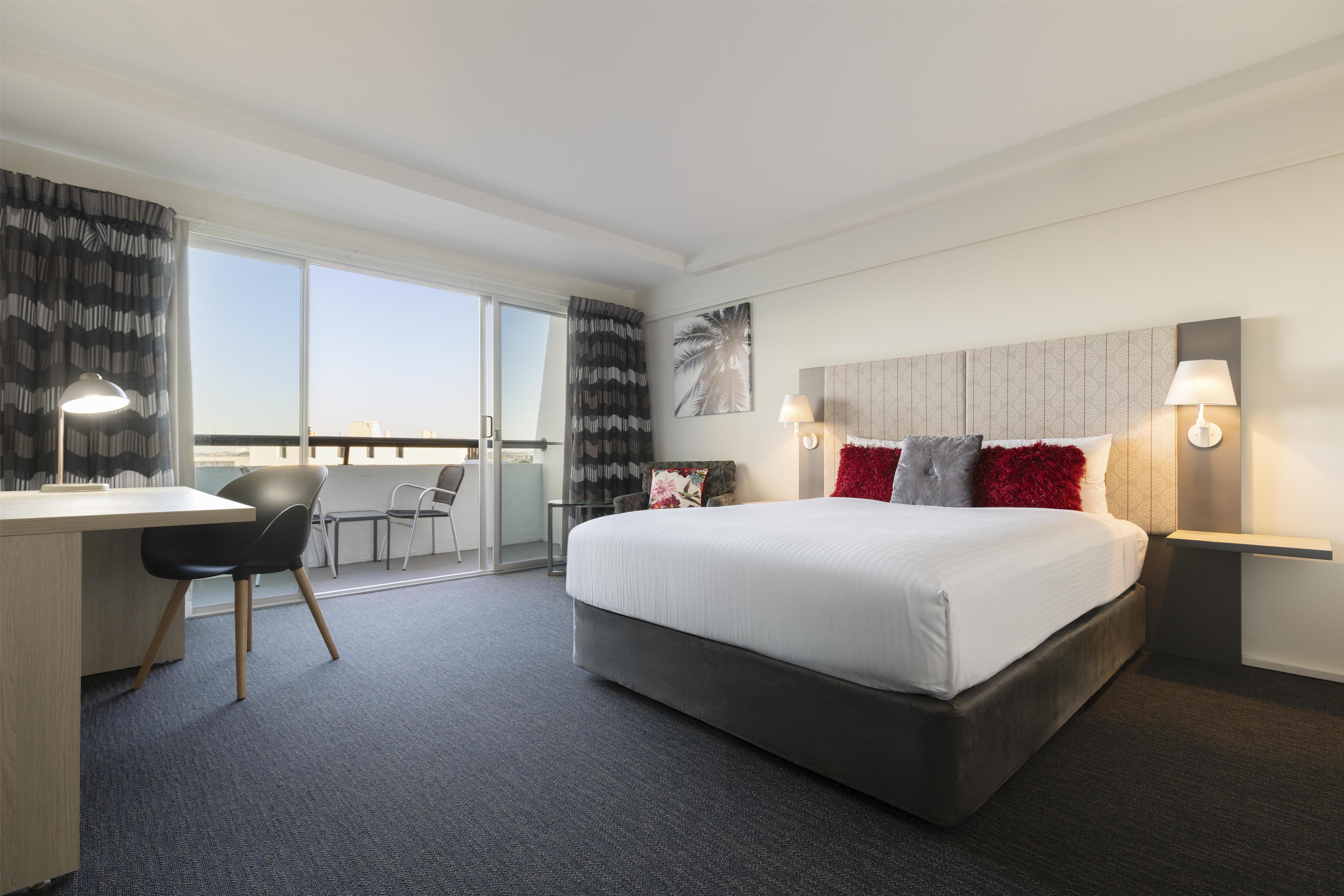 Deluxe, Queen Bed, City View