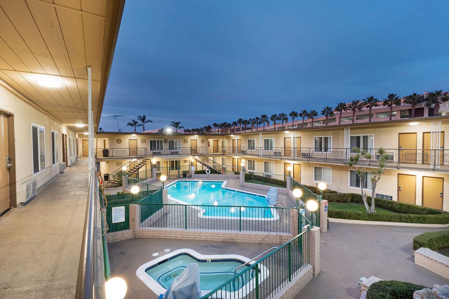 Americas Best Value Inn & Suites Anaheim Convention Center 18/27