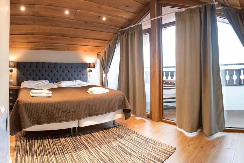 3 Bedrooms, Deluxe, Apartment, 3 King Beds, Sofa, Sauna, Hot Tub, Kitchen