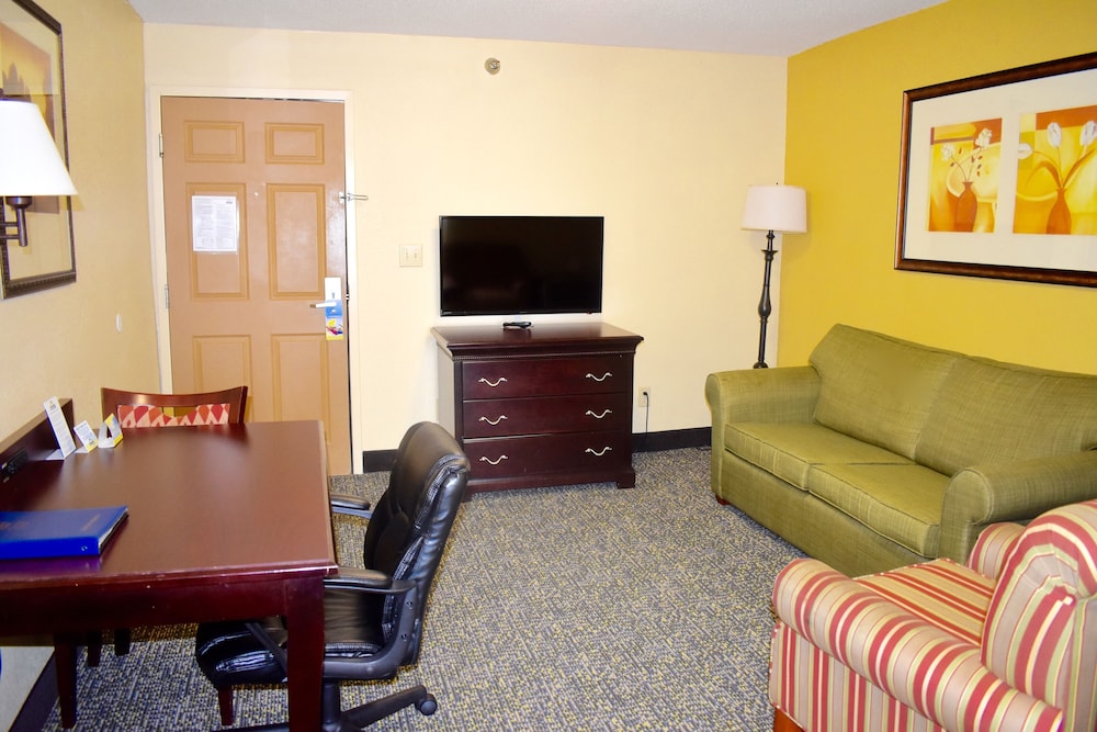 Days Inn & Suites By Wyndham Tucker/Northlake 15/24
