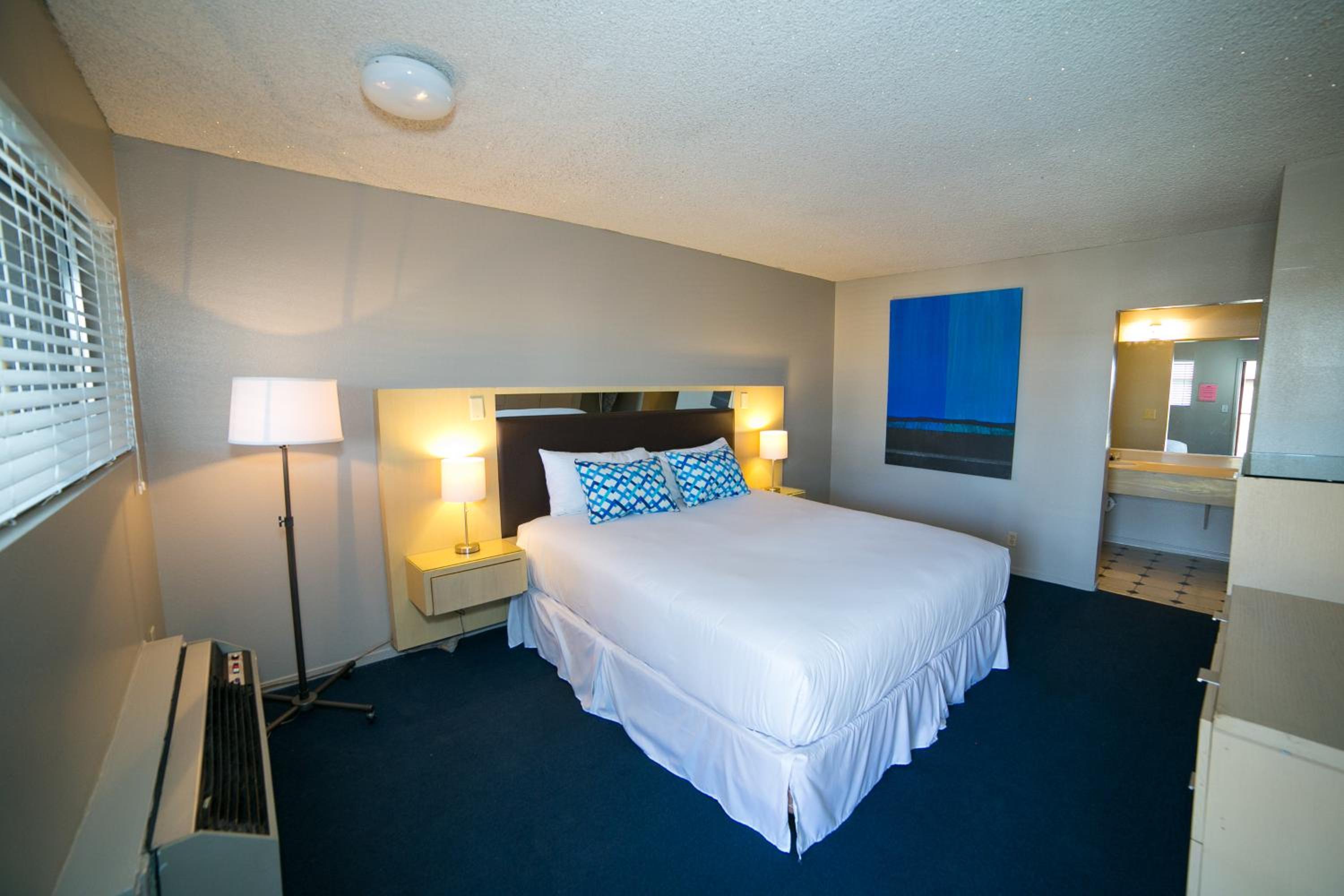 1 Queen Bed - Nsmk