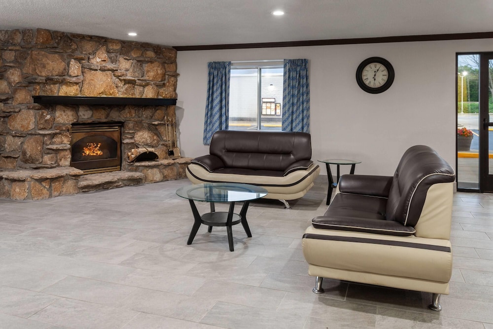 Days Inn & Suites by Wyndham Kaukauna WI 44/58