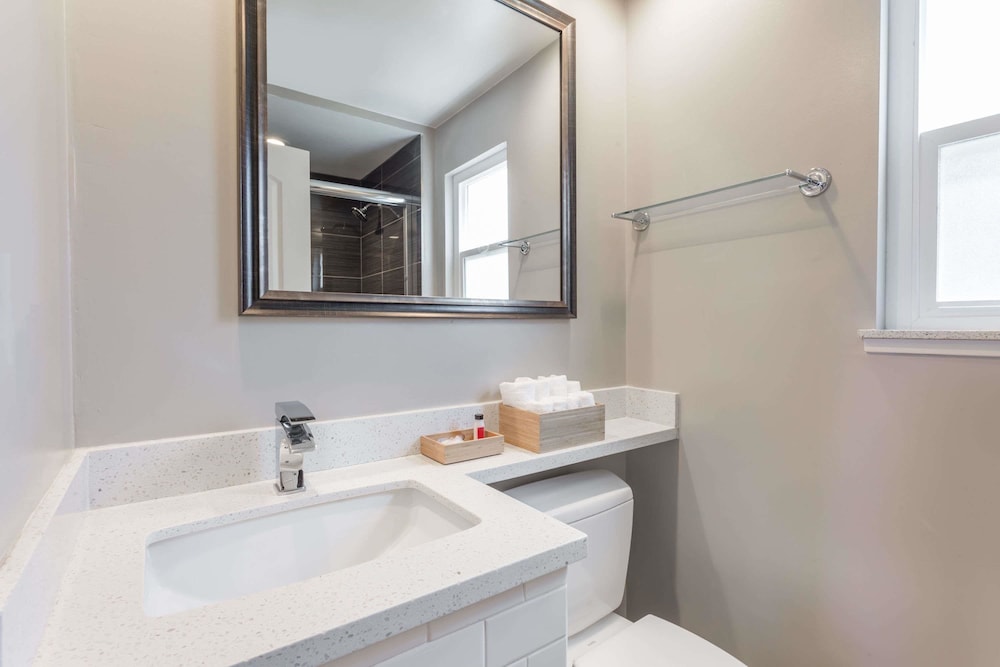 Sather Berkeley, SureStay Collection by Best Western 16/17