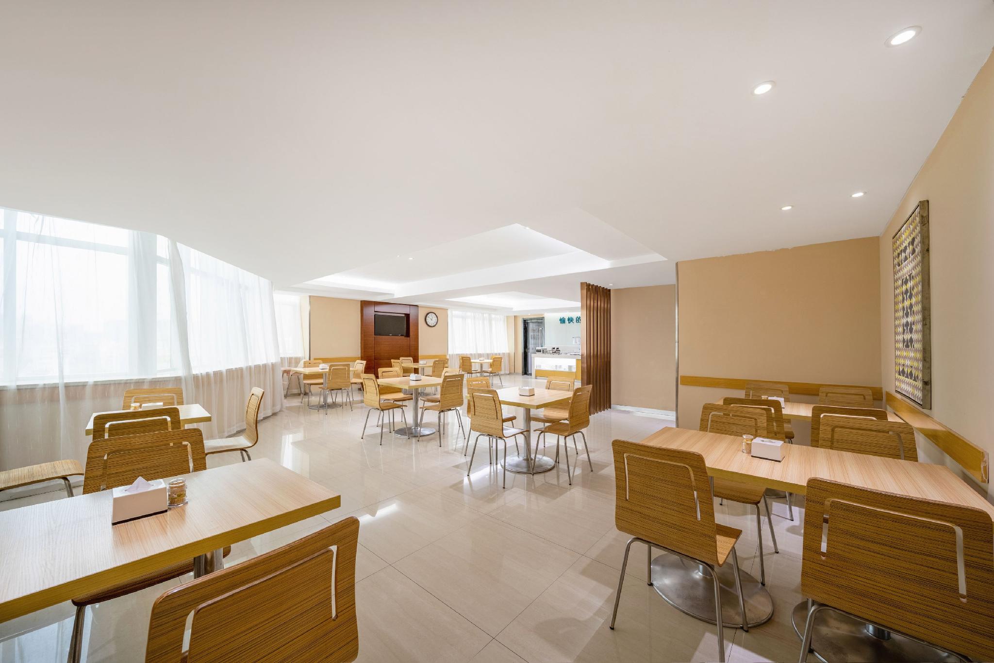 City Comfort Inn (Maoming High Speed Railway Station Wenming Road) 49/57