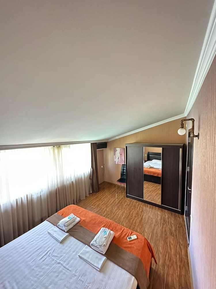 Piano Hotel 19/51