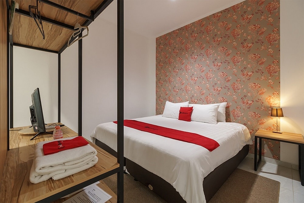 RedDoorz Plus near Exit Toll Puncak 2 11/21