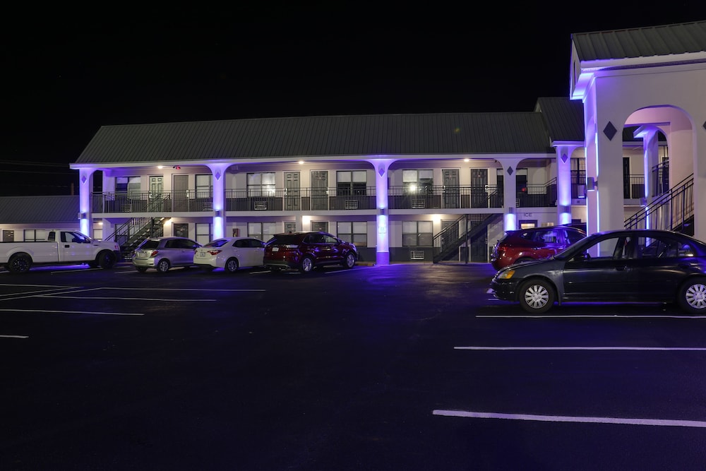 Travelodge by Wyndham Calhoun South I-75 3/40