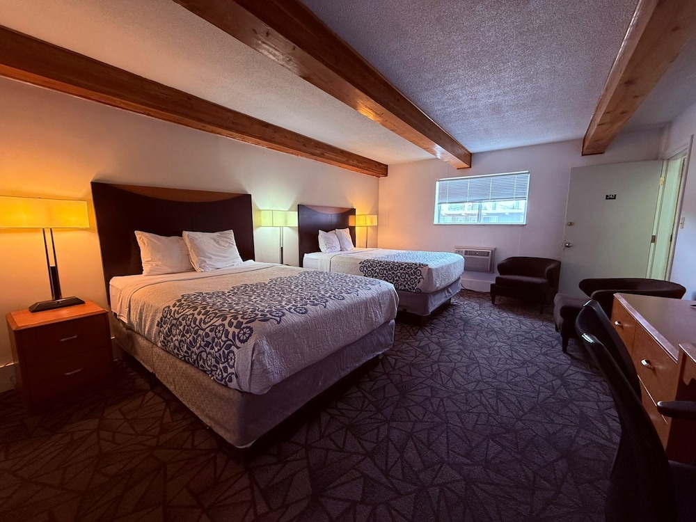 Tomahawk Motor Lodge By Riverton US-26 7/28