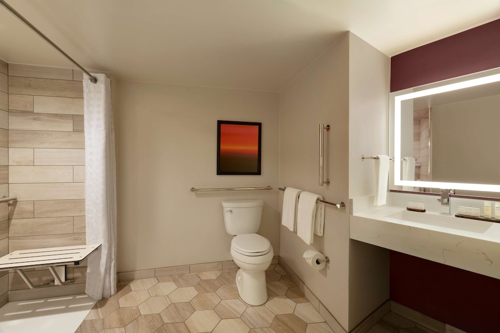 Embassy Suites By Hilton Phoenix Downtown North 14/70