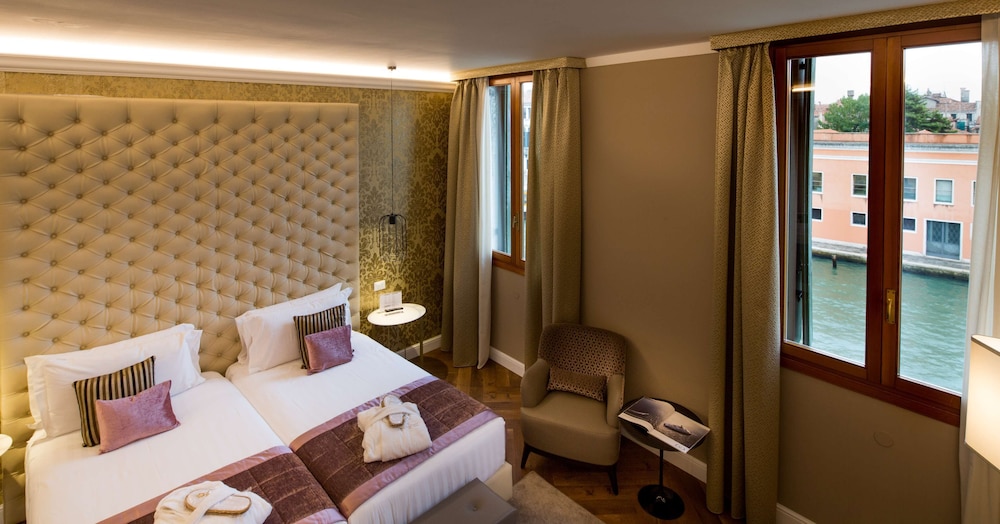 SUPERIOR, QUEEN BED, CANAL VIEW