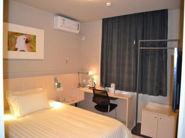 Jinjiang Inn (Nanchang Bayi Square, Yongshu Road Metro Station) 35/51