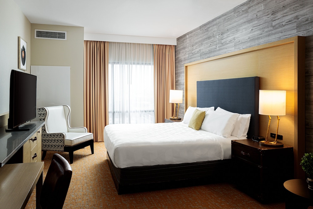 Holiday Inn & Suites Nashville Downtown Broadway 24/82
