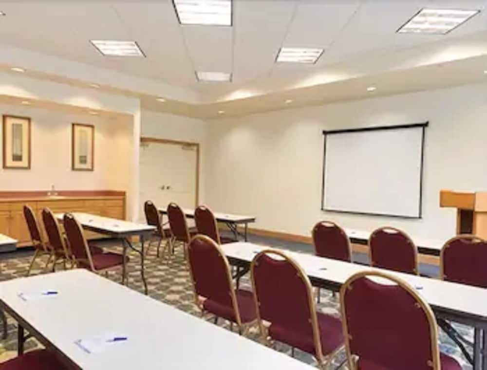 Baymont by Wyndham Fort Myers Airport 35/41