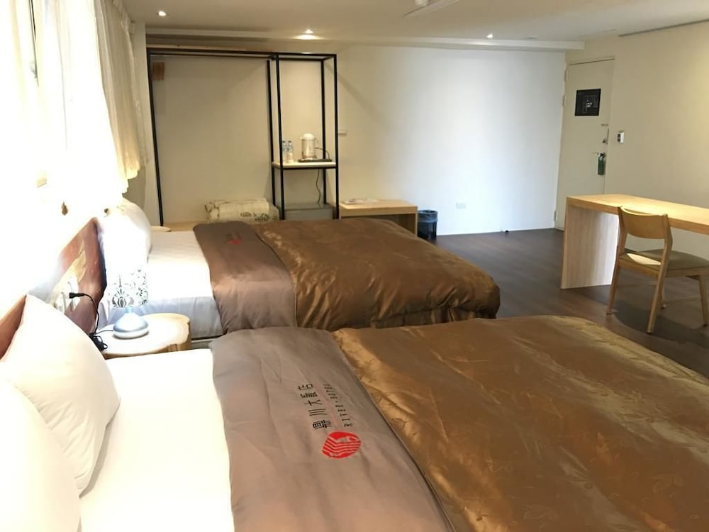 River Hotel 36/45