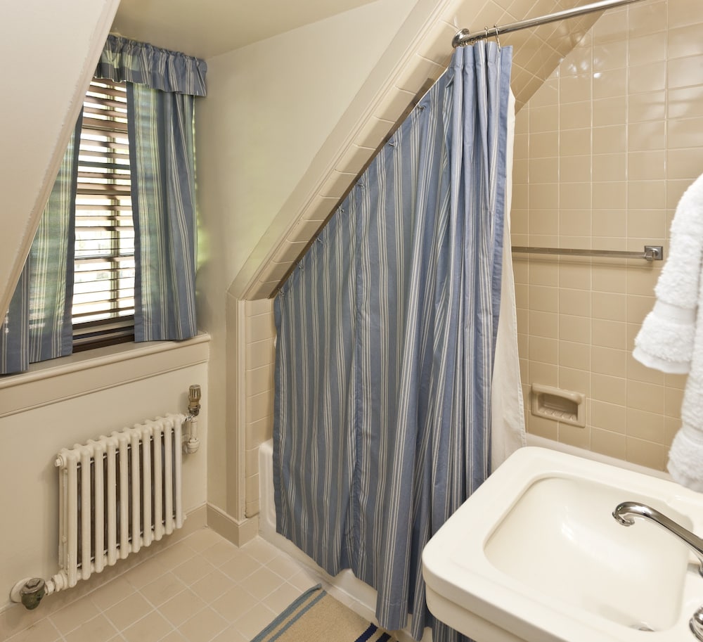 The Colonial Houses - A Colonial Williamsburg Hotel 11/66
