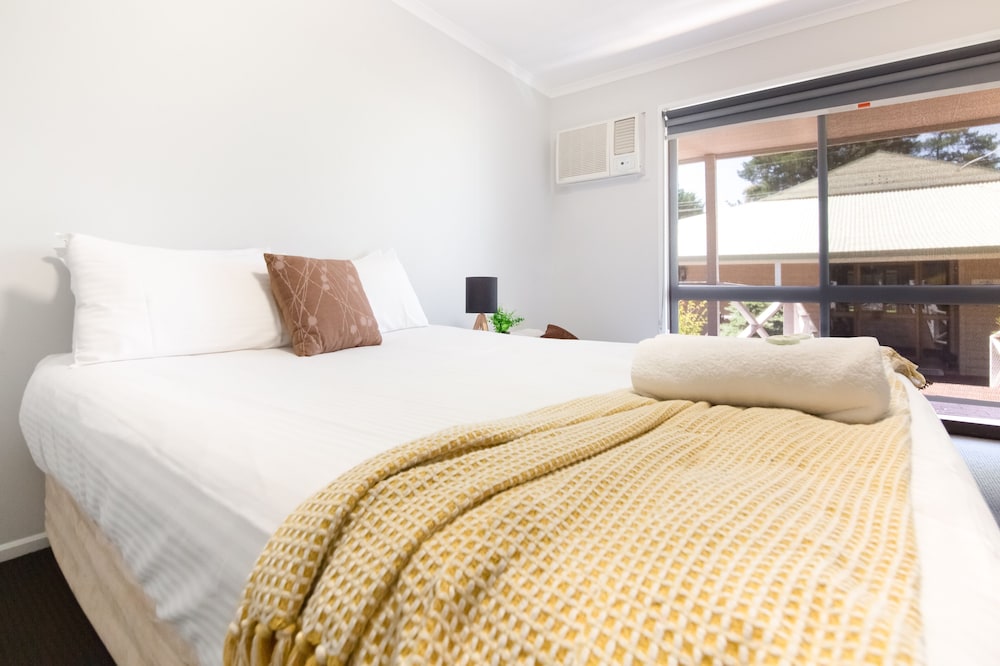 Lake Hume Resort 8/50