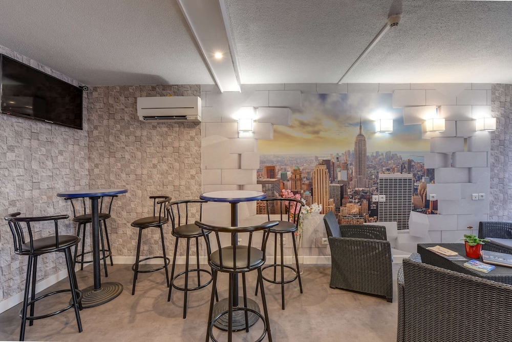 Brit Hotel Confort Thouars 37/48