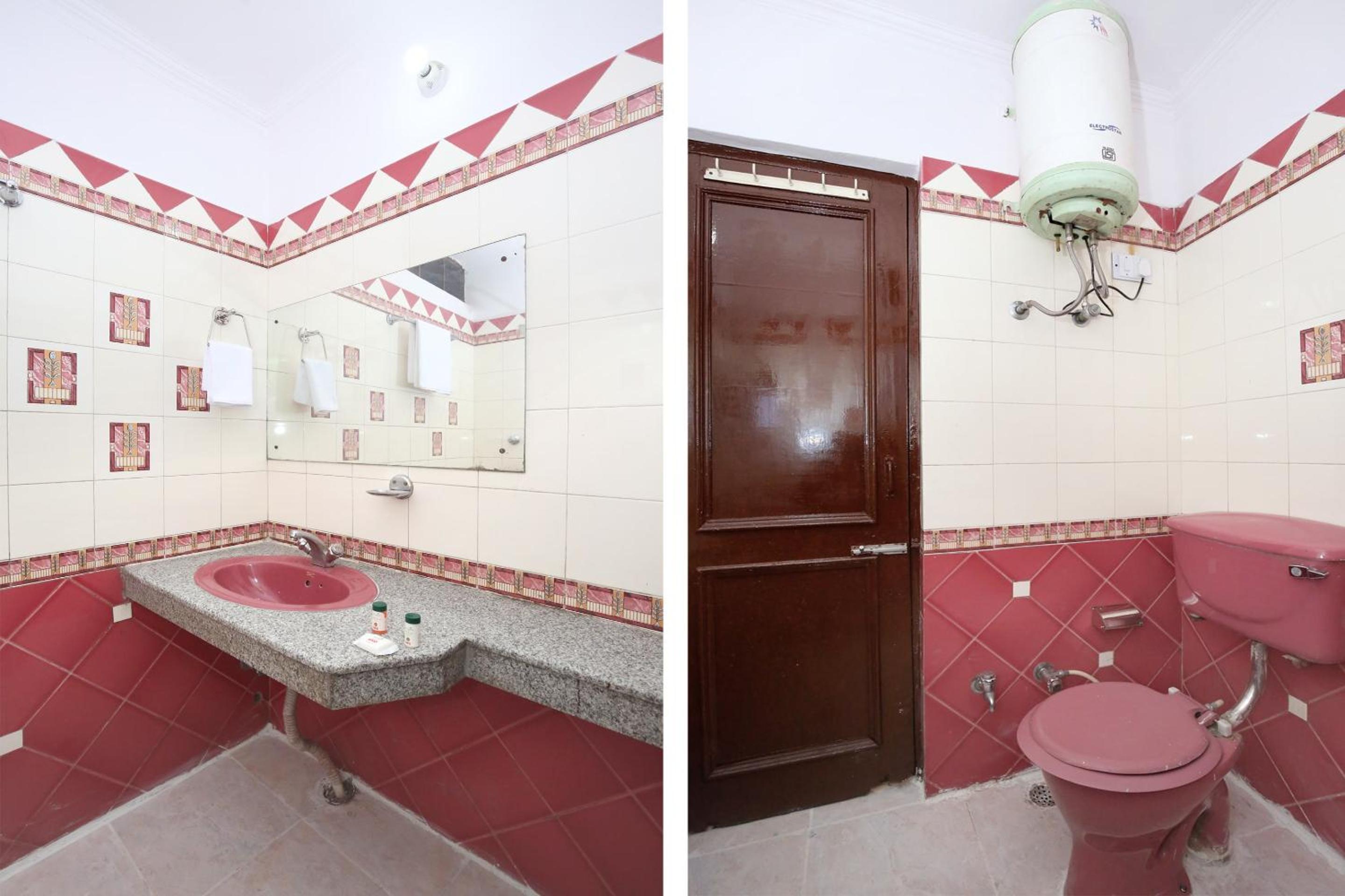 Oyo 10384 Hotel Rajesh Palace 29/30
