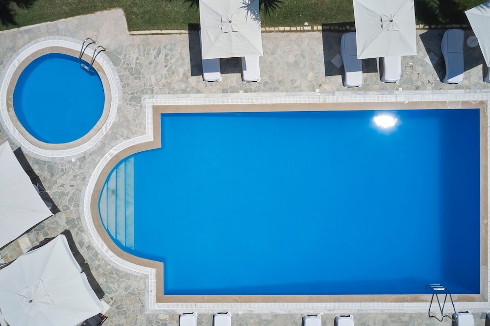 Polos Hotel Paros 85/90