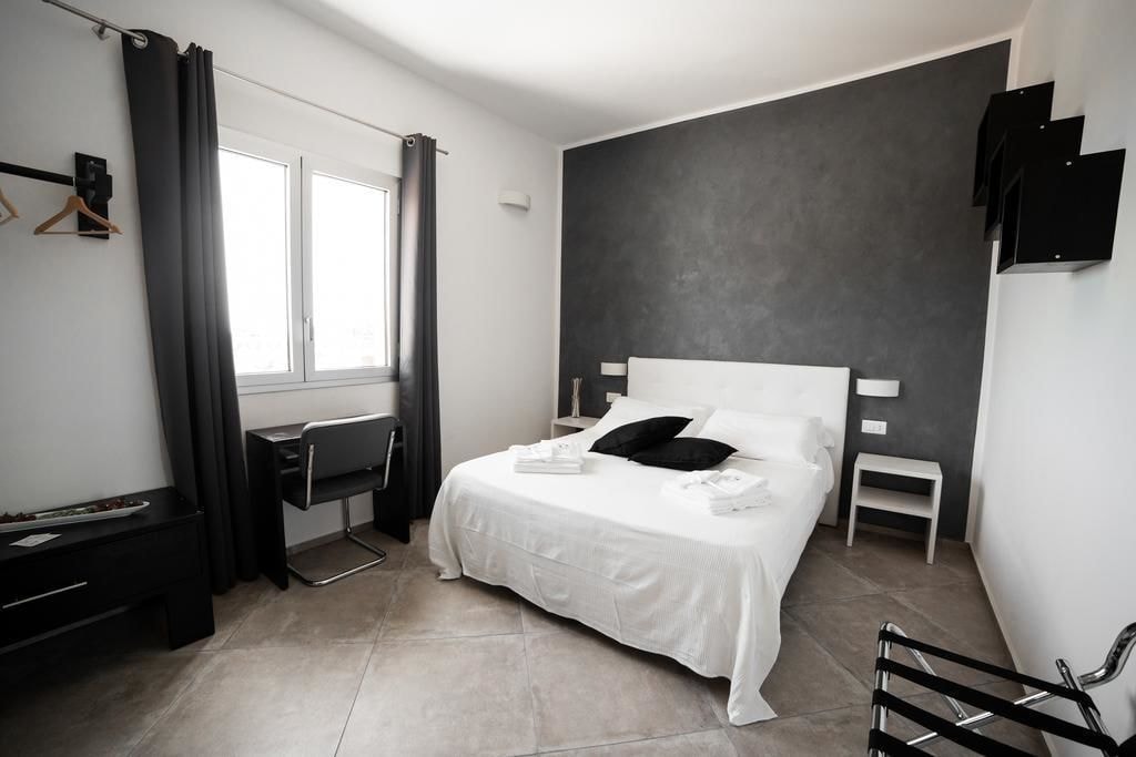 ROOM, QUEEN BED