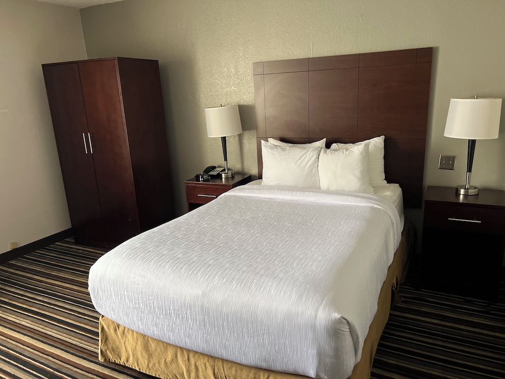 Wyndham Garden Charlotte Executive Park 7/23